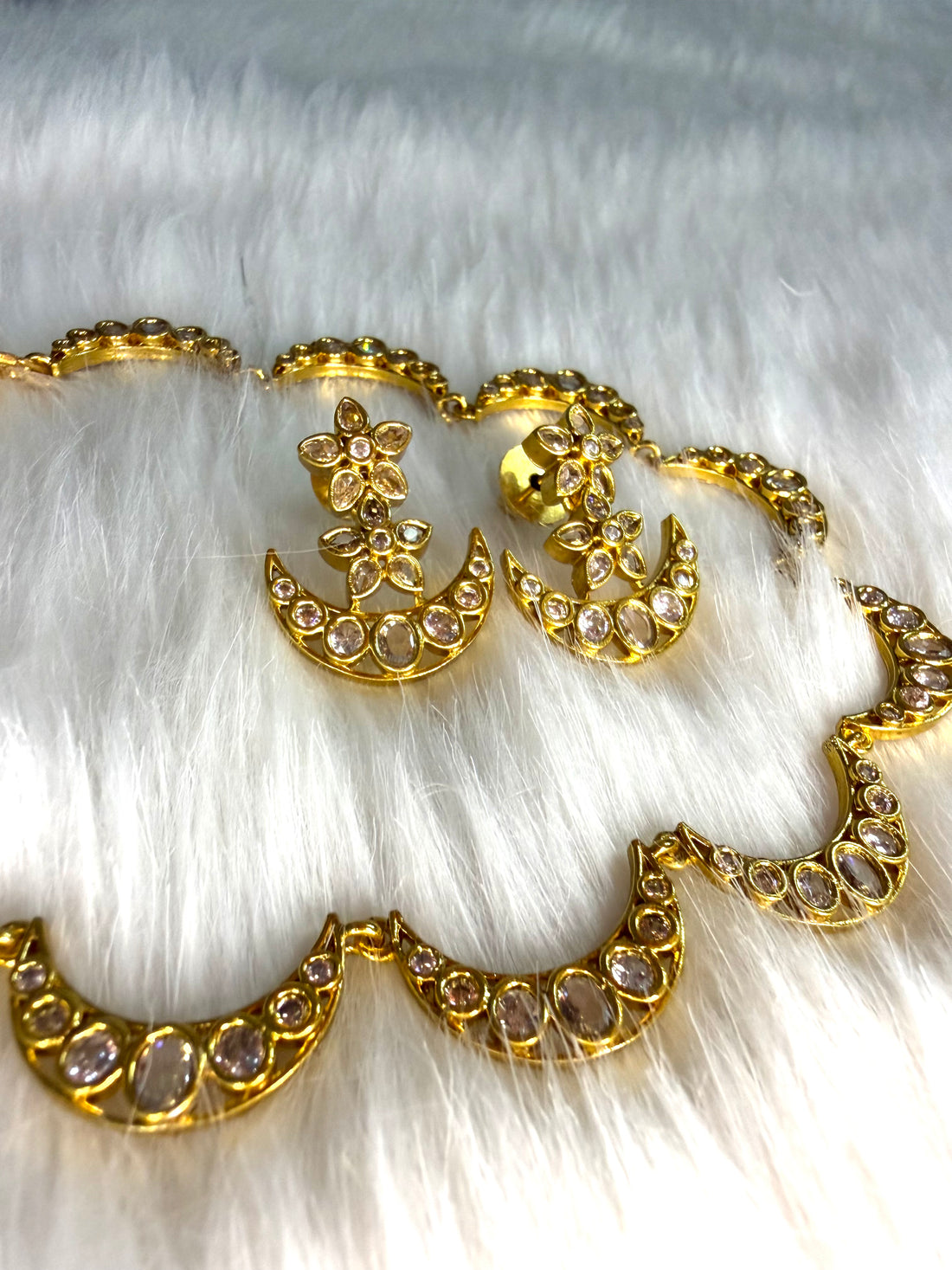Classic Gold-Plated Scalloped Necklace Set with Crystal Accents